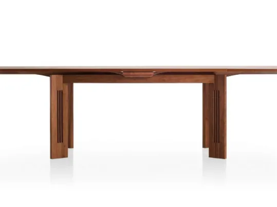 Tavolo allungabile Berlino Table con struttura in legno massello di ciliegio di Cassina