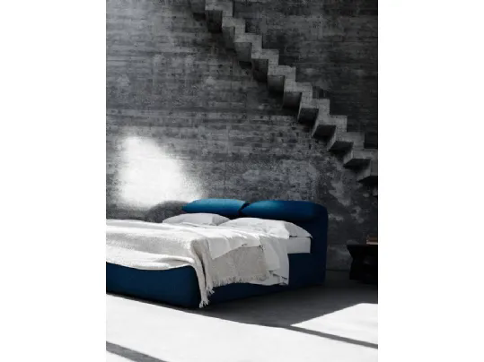 Letto con testiera in tessuto imbottito Bamboletto di B&B Italia