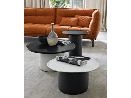 Tavolini Button tables con top rotondo in marmo di B&B Italia