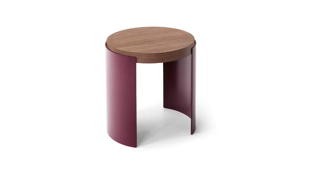 Tavolino rotondo Bowy Table in lamiera di metallo con top in legno impiallacciato di Cassina