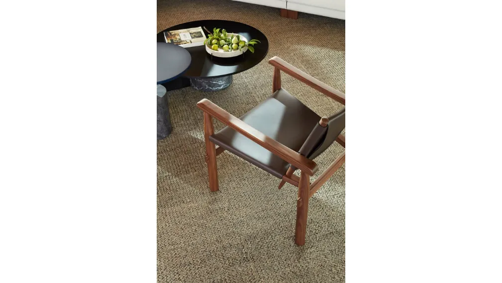 Tavolino rotondo Sengu Low Table con base in marmo e top in laccato nero lucido di Cassina