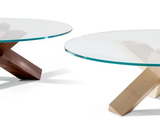 Tavolino rotondo La Rotonda con top in vetro trasparente e base in legno di Cassina