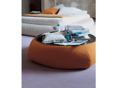 Tavolino Lady Fat in tessuto imbottito con top in lamiera di acciaio di B&B Italia
