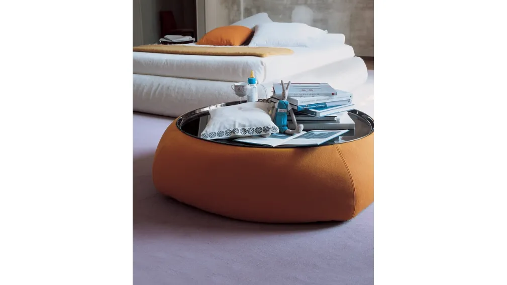Tavolino Lady Fat in tessuto imbottito con top in lamiera di acciaio di B&B Italia