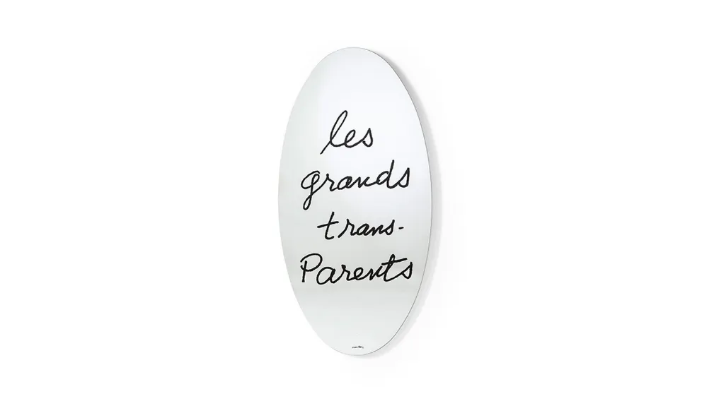 Specchio ovale con scritta Les Grans Trans Parents di Cassina