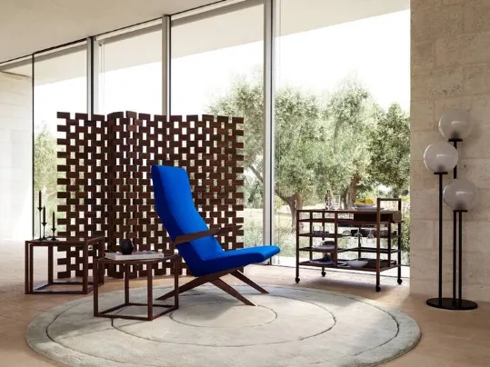 Tavolini impilabili Nest of Tables con struttura in legno massello e top in laminato HPL di Cassina