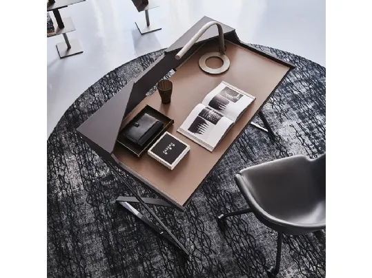 Scrittoio Qwerty in acciaio verniciato graphite con piano in MDF e PAD in cuoio di Cattelan Italia