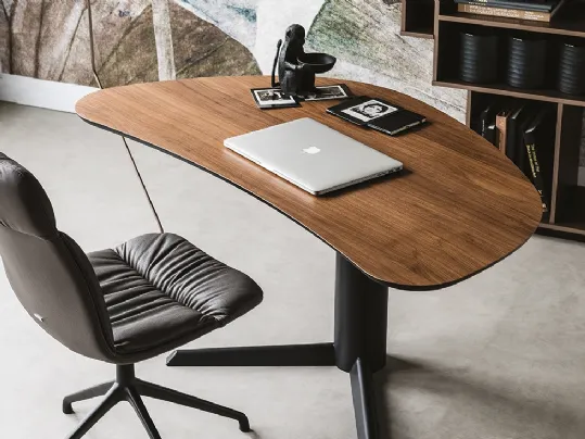 Scrittoio Malibù con base in acciaio verniciato goffrato e piano in Noce Canaletto di Cattelan Italia