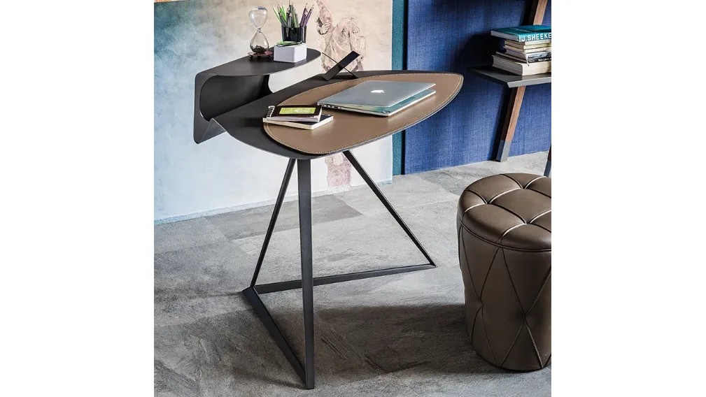 Scrittoio Storm con struttura e piano in acciaio verniciato goffrato e PAD in cuoio di Cattelan Italia