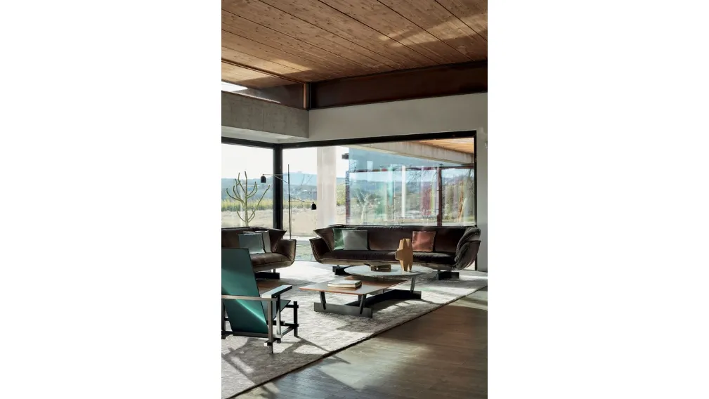 Tavolino Super Beam con base in alluminio e top in legno e pietra cemento di Cassina