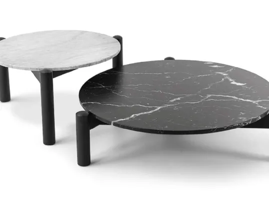 Tavolino Table à Plateau interchangeable in marmo con struttura in massello di rovere di Cassina