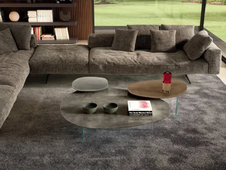 Tavolino in tre dimensioni, dalle forme irregolari Pleasure in vetro di Lago