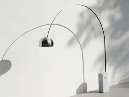Lampada da terra Arco in acciaio con base in marmo di Flos