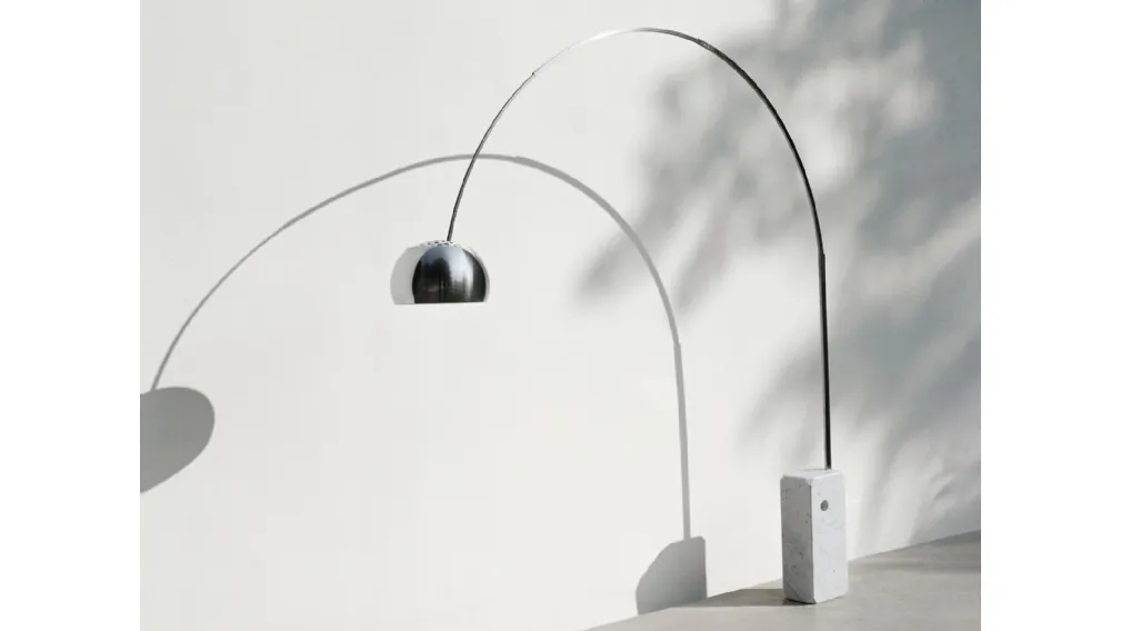 Lampada da terra Arco in acciaio con base in marmo di Flos