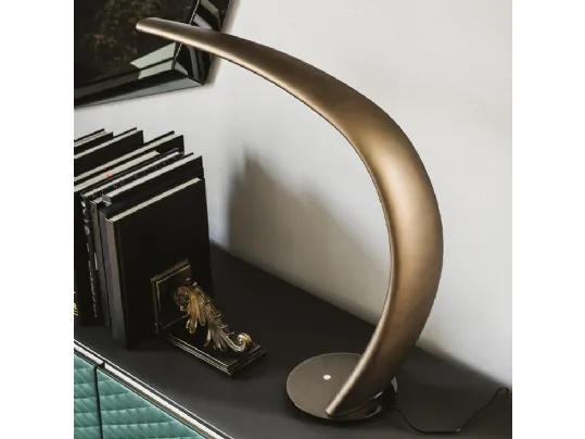 Lampada da tavolo in poliuretano con base in acciaio Mamba di Cattelan Italia