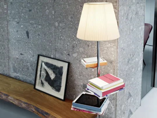 Lampada da terra Bibliotheque Nationale con asta portalibri in acciaio con diffusore in tessuto e PVC di Flos