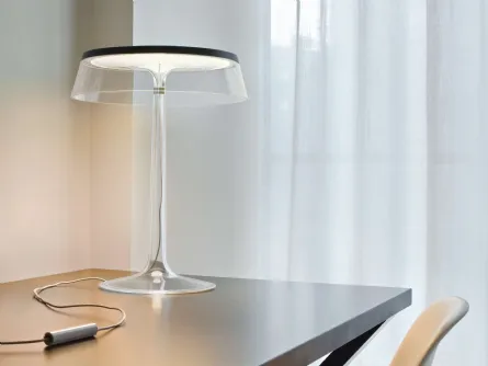 Lampada da tavolo Bon Jour a luce diffusa con base e diffusore in metacrilato trasparente di Flos