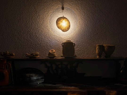 Lampada da parete con elemento in marmo collocato al centro di un disco in polimetilmetacrilato trasparente Gem di Foscarini