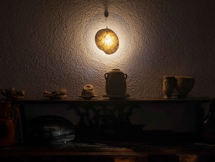 Lampada da parete con elemento in marmo collocato al centro di un disco in polimetilmetacrilato trasparente Gem di Foscarini
