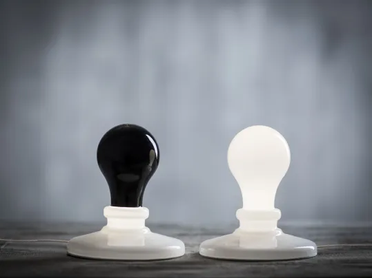 Lampada da tavolo Light Bulb in vetro soffiato e alluminio di Foscarini