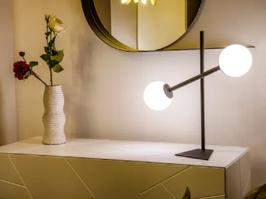 Lampada Meridian da Tavolo in metallo con due bulbi in vetro bianco satinato di Riflessi