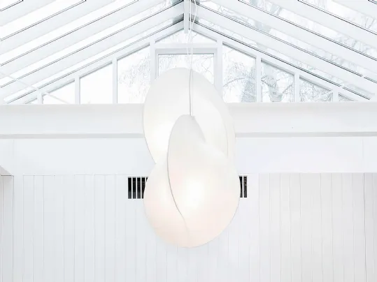 Lampada a sospensione in resina a luce diffusa Overlap Suspension di Flos