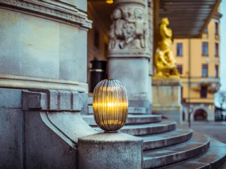 Lampada in policarbonato che ricorda una perla di vetro molato Plass Media di Foscarini