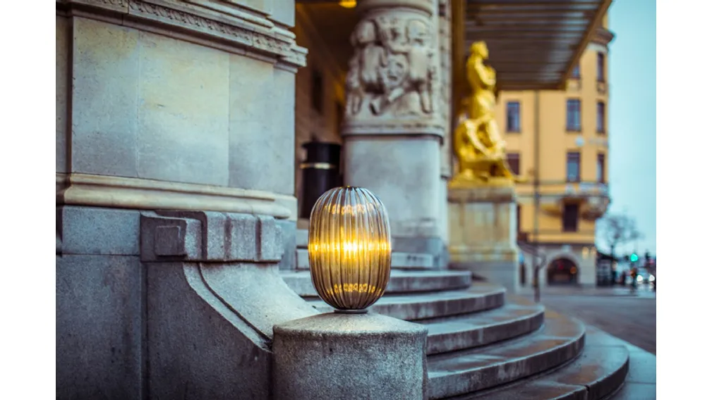 Lampada in policarbonato che ricorda una perla di vetro molato Plass Media di Foscarini