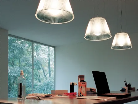 Lampada a sospensione a luce diffusa in vetro borosilicato pressato con finitura acidata Romeo Moon di Flos