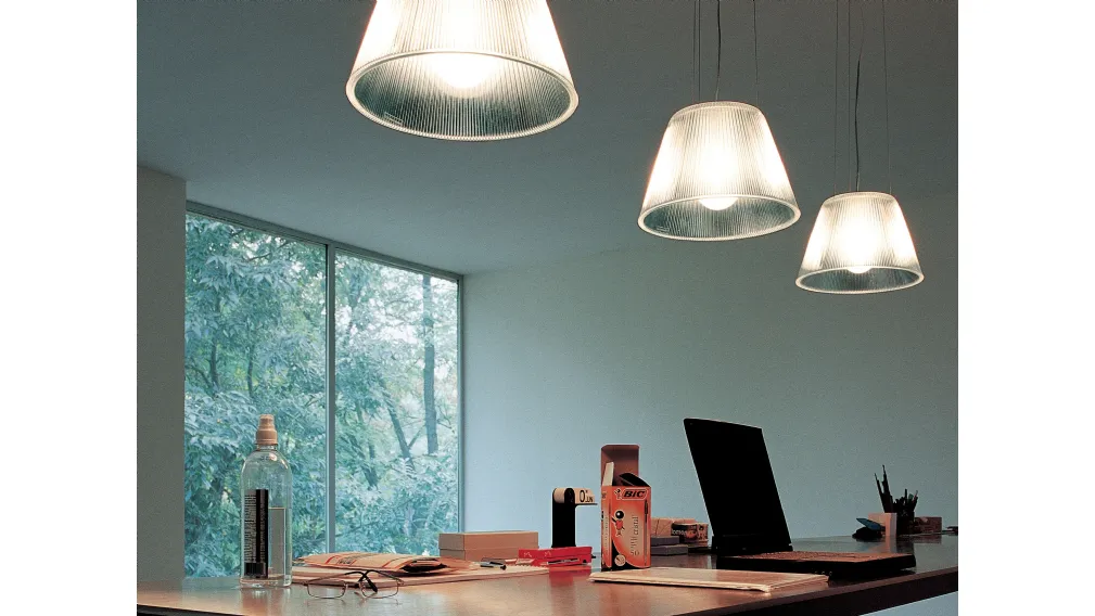 Lampada a sospensione a luce diffusa in vetro borosilicato pressato con finitura acidata Romeo Moon di Flos