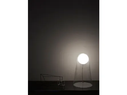 Lampada da tavolo a campana di vetro soffiato che trattiene un globo di luce Sattellight di Foscarini