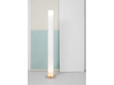 Lampada da terra a luce indiretta e diffusa con diffusore cilindrico, in polimetilmetacrilato opalino Stylos di Flos