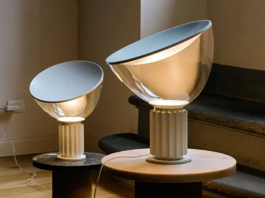 Lampada da tavolo Taccia con diffusore in vetro e base in metallo di Flos