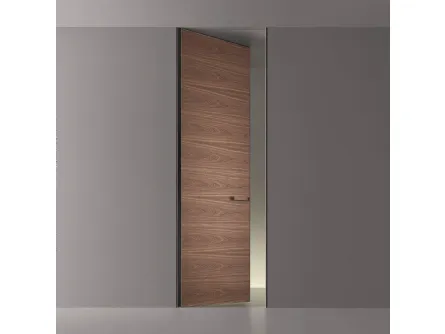 Porta a filo muro per interni Moon in Noce con struttura in metallo finitura Peltro di Rimadesio