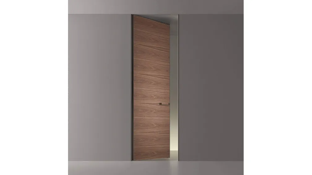 Porta a filo muro per interni Moon in Noce con struttura in metallo finitura Peltro di Rimadesio