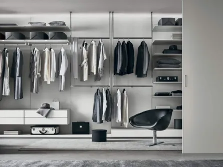 Cabina Armadio Abacus in vetro laccato opaco Bianco Latte con aste in acciaio Inox di Rimadesio