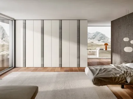 Armadio con ante battenti Groove Bianco con inserto verticale in vetro finitura tessuto di Lago