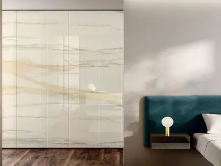 Armadio con ante battenti Flapp in vetro Marble XGlass di Lago