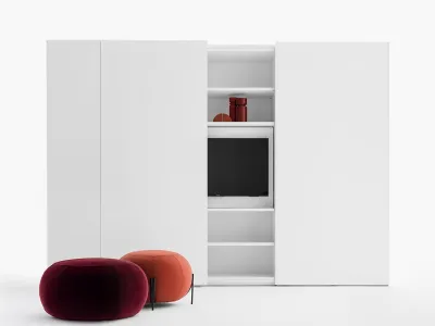 Armadio Freedhome ad ante scorrevoli in laccato bianco opaco con porta TV apribile di Caccaro