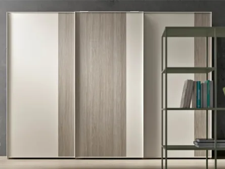 Armadio dal design raffinato in laccato opaco e melaminico Slim Scorrevole di Clever