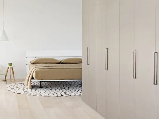 Armadio con ante battenti termostrutturate con incisioni a rilievo effetto legno Style di Flou
