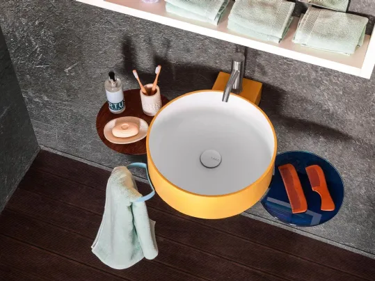 Lavabo sospeso rotondo Cellule in Cristalplant, laccato esternamente, attorno a cui sono posizionabili, vassoi in legno Wildwood o in vetro colorato e portasciugamani in metallo di Lago