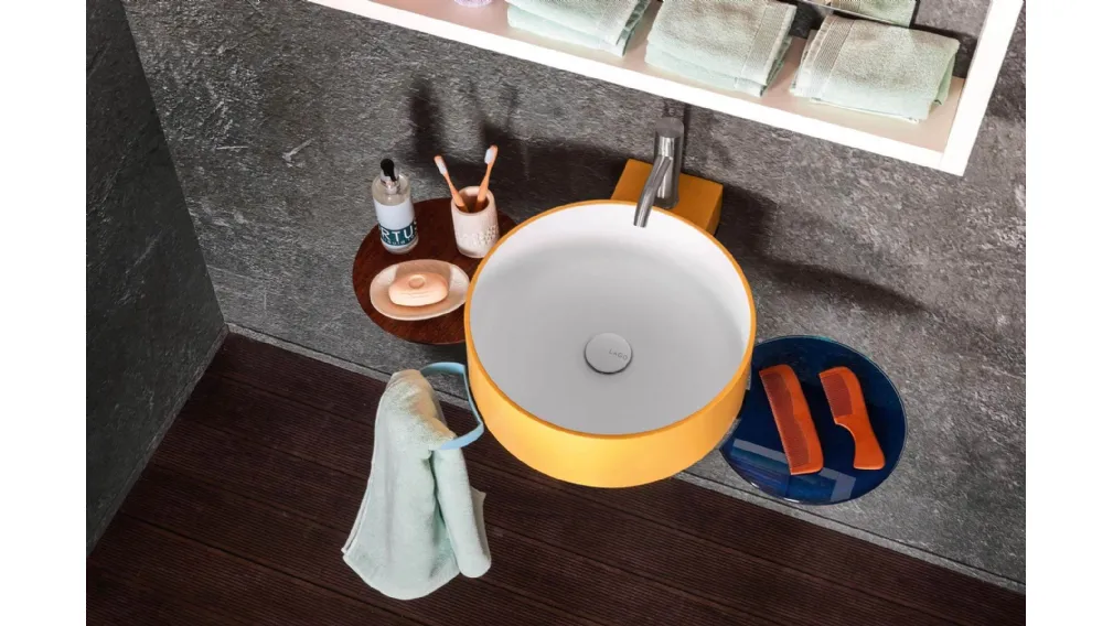 Lavabo sospeso rotondo Cellule in Cristalplant, laccato esternamente, attorno a cui sono posizionabili, vassoi in legno Wildwood o in vetro colorato e portasciugamani in metallo di Lago