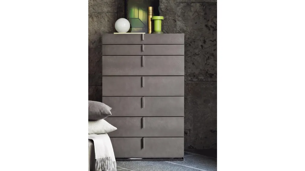 Cassettiera rivestita in pelle Ari di Flou