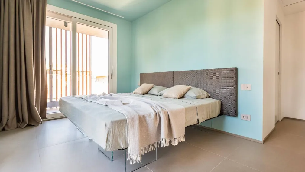 Letto Air 1507 con testiera in tessuto imbottito di Lago