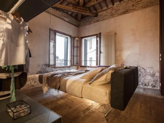 Letto Air con Testiera imbottita in tessuto di Lago