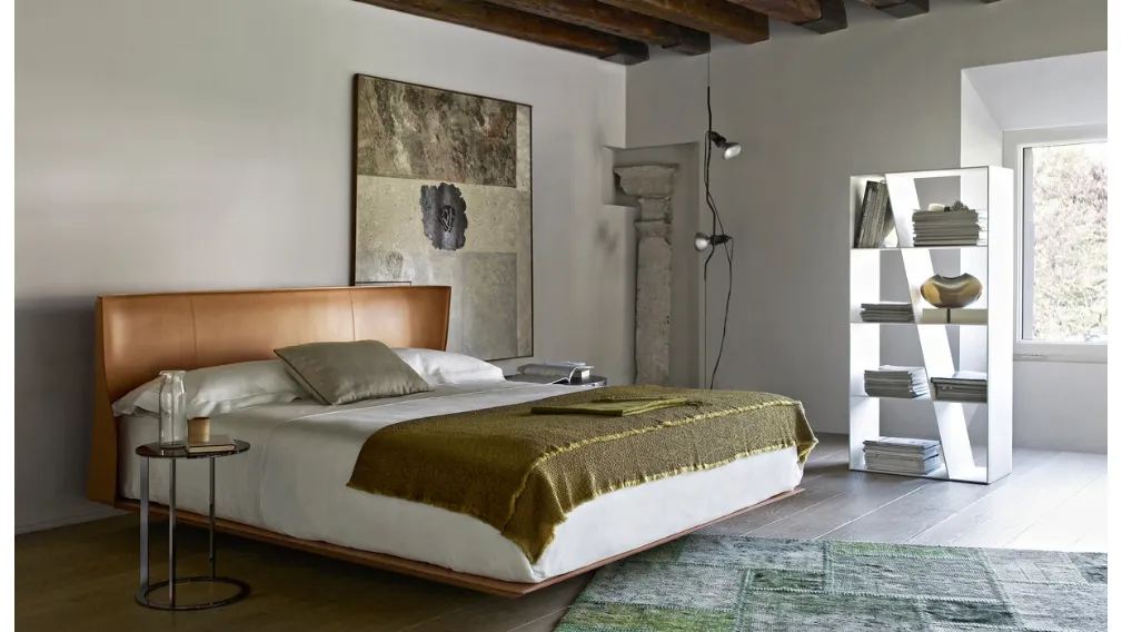 Letto rivestito in cuoio Alys di B&B Italia