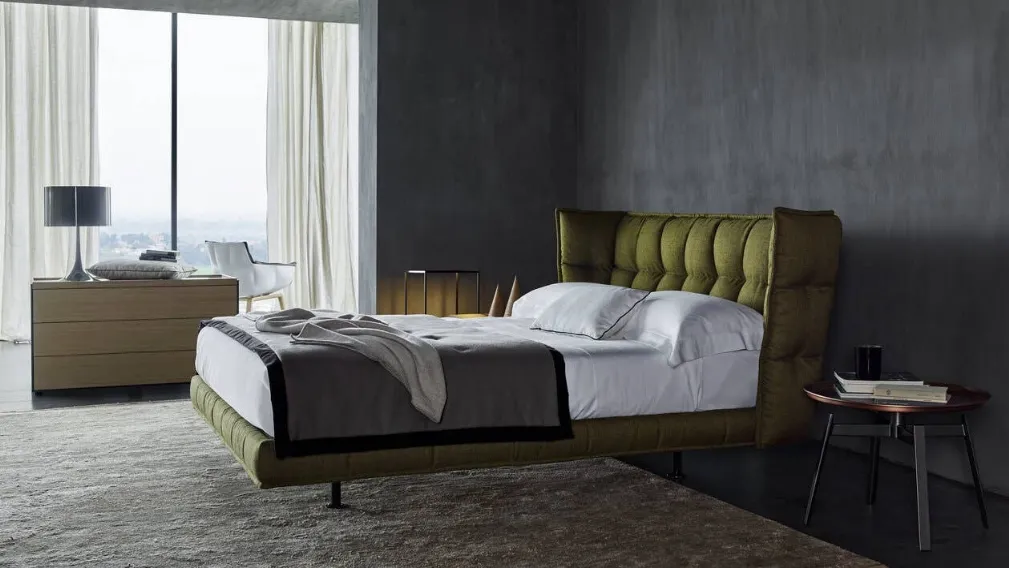 Letto con testiera in tessuto trapuntato Husk di B&B Italia