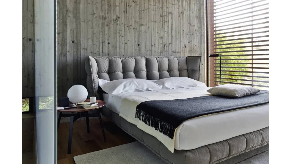 Letto con testiera in tessuto trapuntato Husk di B&B Italia