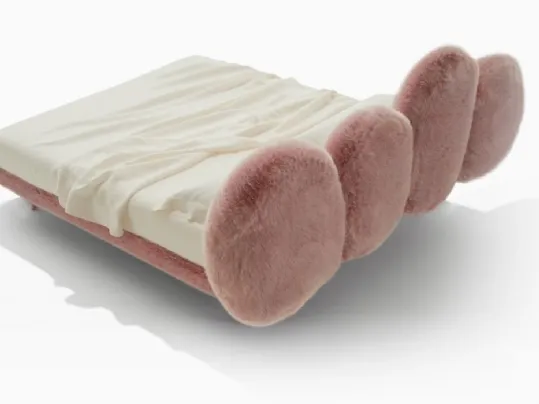 Letto con testiera che rievoca i piumini della cipria Cipria Bed di Edra